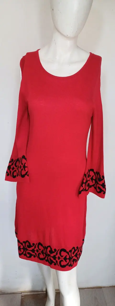 Vestido rojo con detalles negros