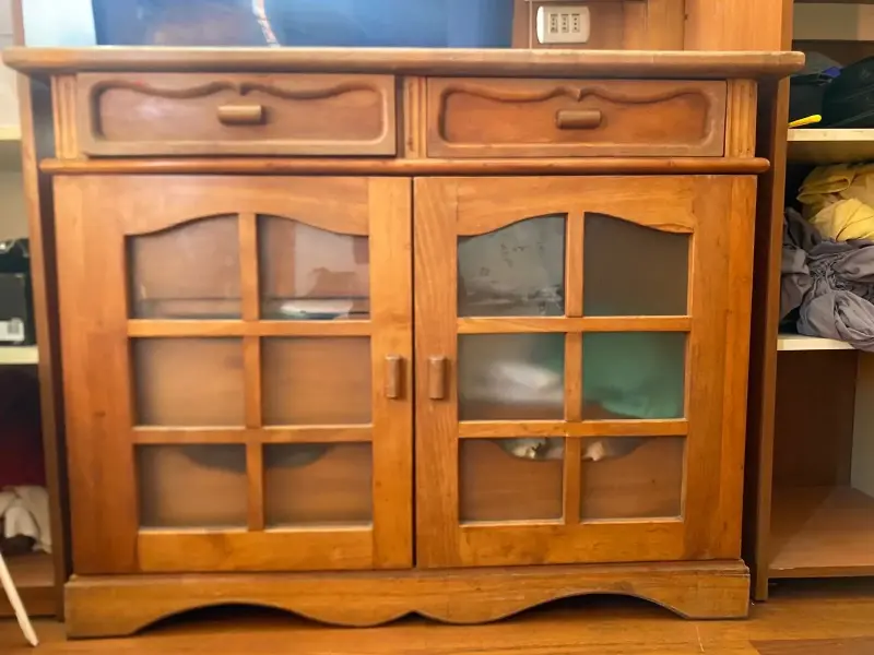 Mueble vintage de madera con vidrios