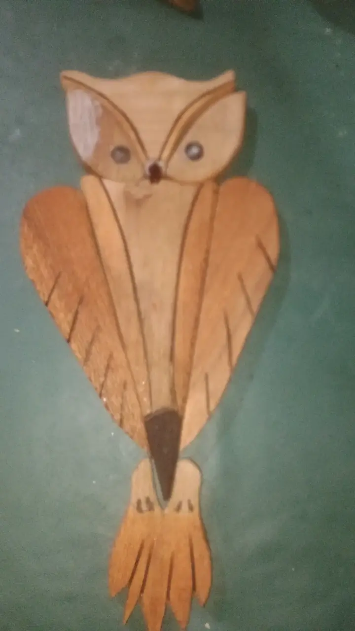 Figura decorativa de búho en madera