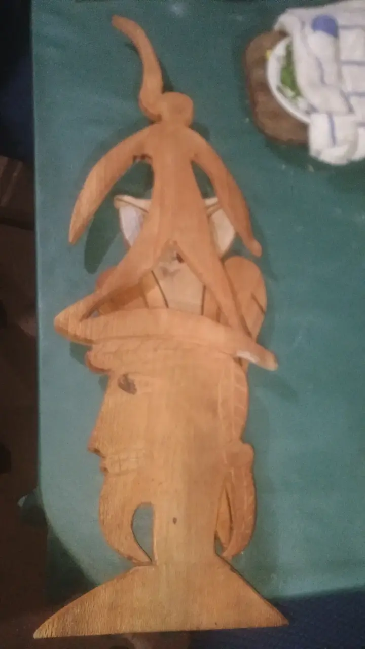 Escultura de madera tallada