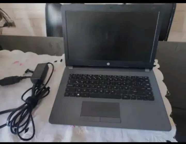 Notebook HP con cargador - 1