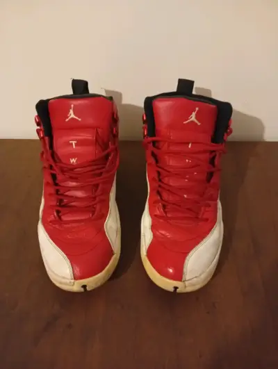 Zapatillas deportivas rojas y blancas - miniatura 1