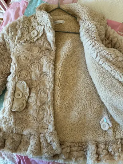 Abrigo Limonada  beige, peludo  y botones grandes - miniatura 2