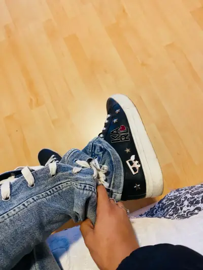 Zapatillas negras con diseño Karl - miniatura 2