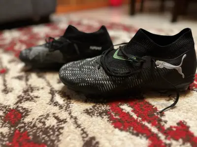Zapatos  de fútbol Puma negros - miniatura 1