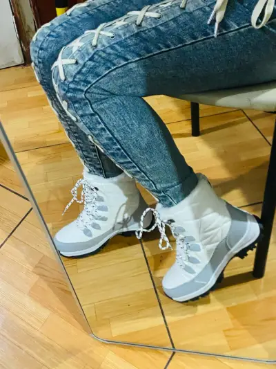 Botas blancas con cordones - miniatura 1