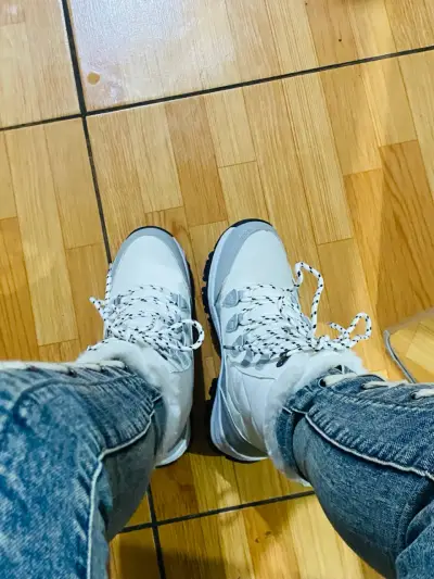 Botas blancas con cordones - miniatura 3