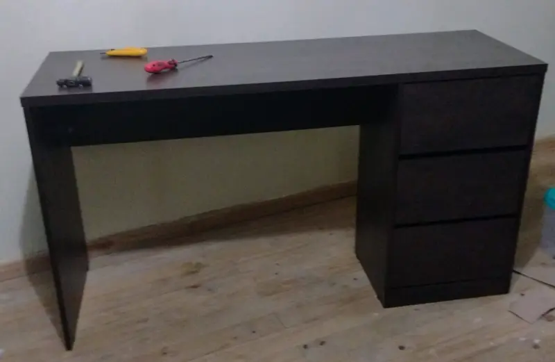 Escritorio con cajonera café oscuro