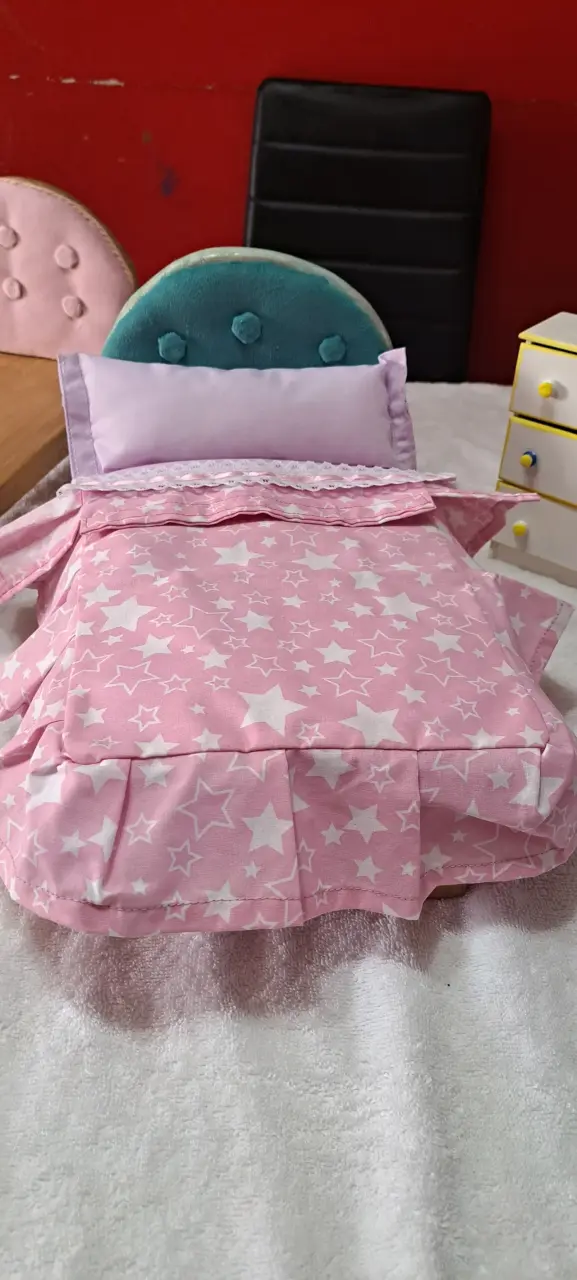 Cama de muñeca con estrellas - 1