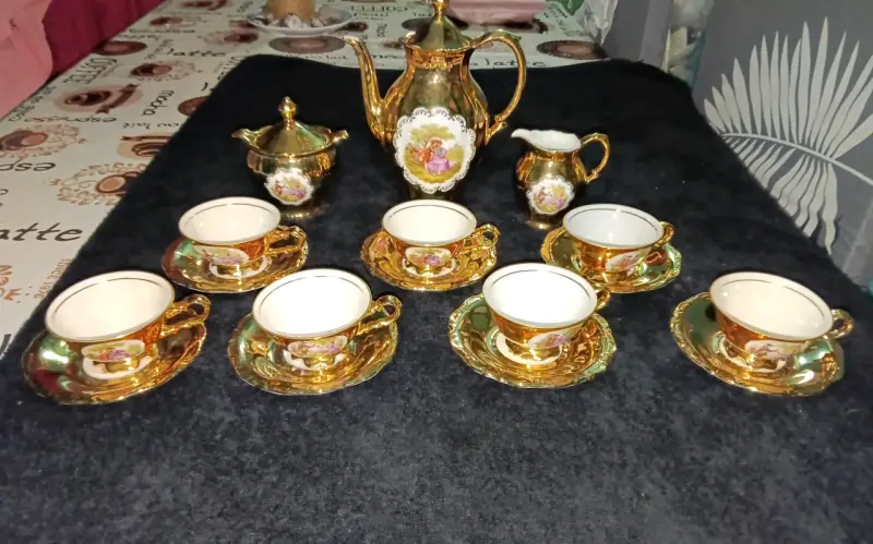 Juego de té dorado de porcelana - 1