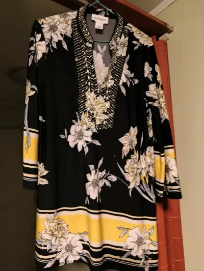 Polera floreada negro y amarillo con brillos - miniatura 1