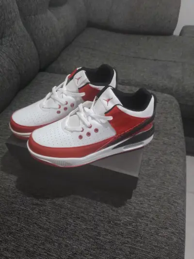 Zapatillas deportivas blancas y rojas - miniatura 1