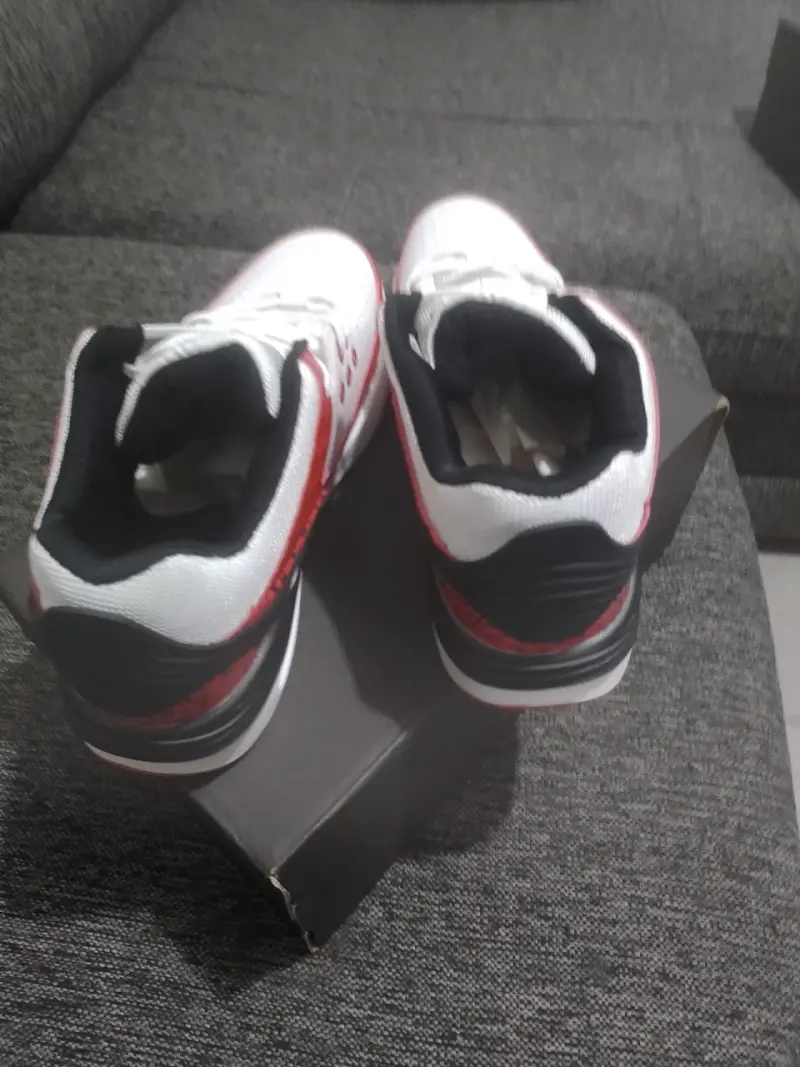 Zapatillas deportivas blancas y rojas - 3