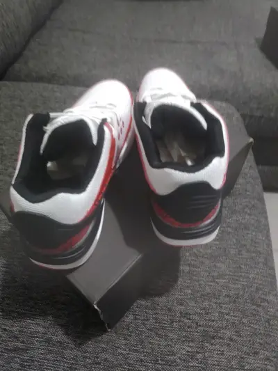 Zapatillas deportivas blancas y rojas - miniatura 3