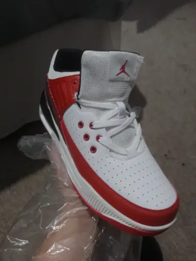 Zapatillas deportivas blancas y rojas - miniatura 4