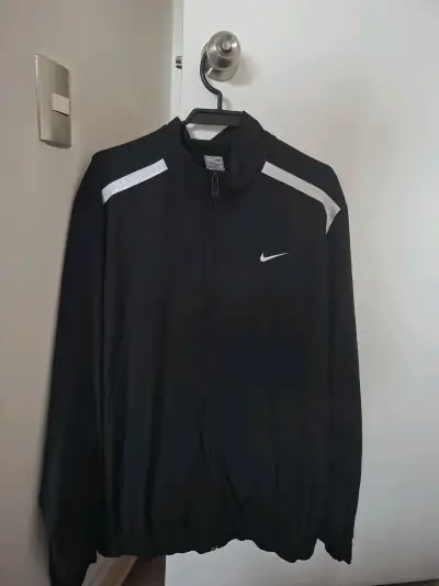 Chaqueta deportiva negra Nike - miniatura 1