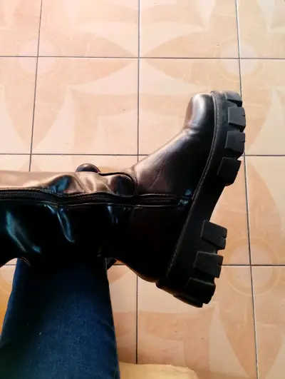 Botas negras de cuero grueso - miniatura 2