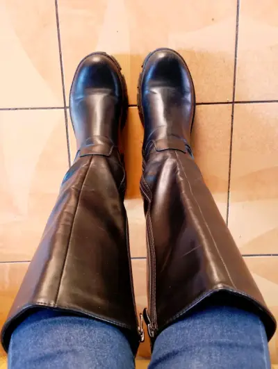 Botas negras de cuero grueso - miniatura 4