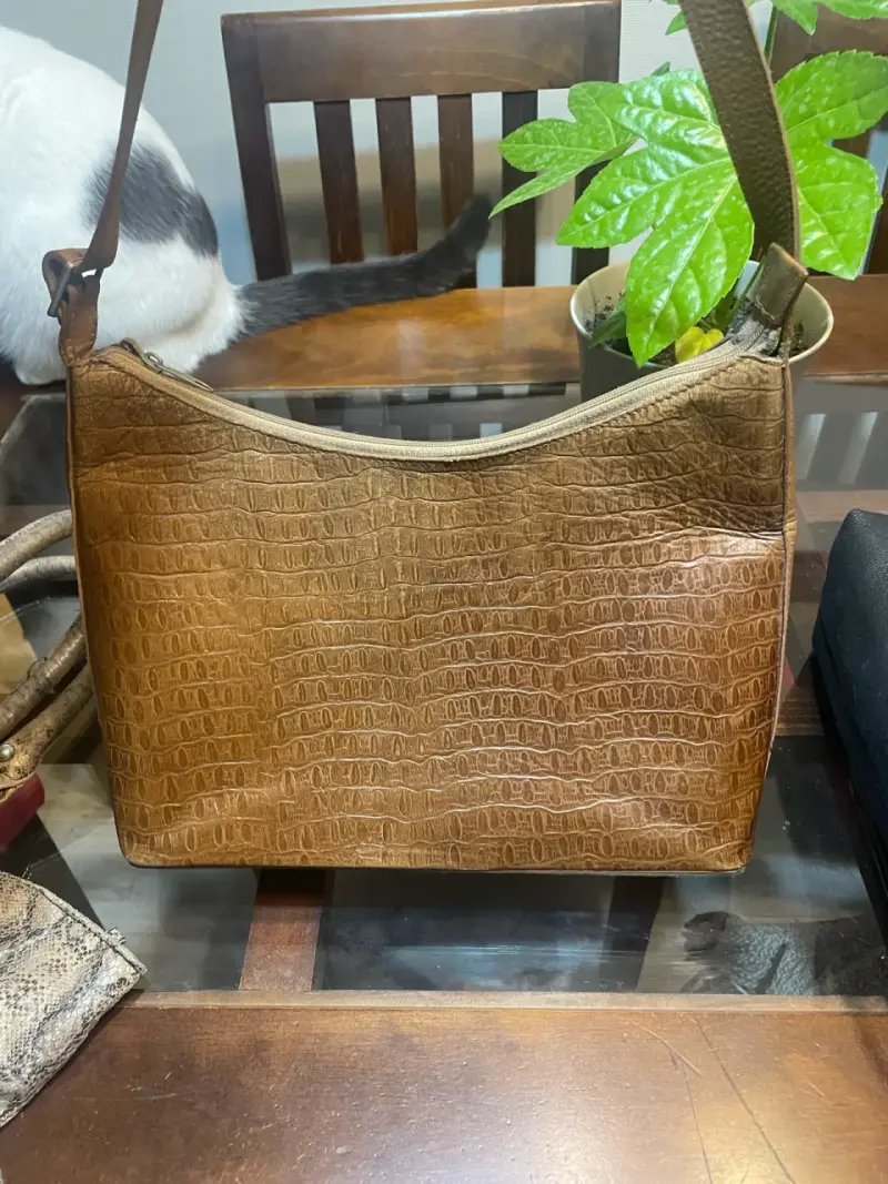 Cartera café estilo cocodrilo