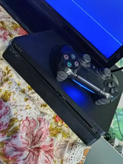 Consola PS4 con control y juego - miniatura 1