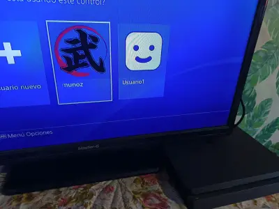 Consola PS4 con control y juego - miniatura 3