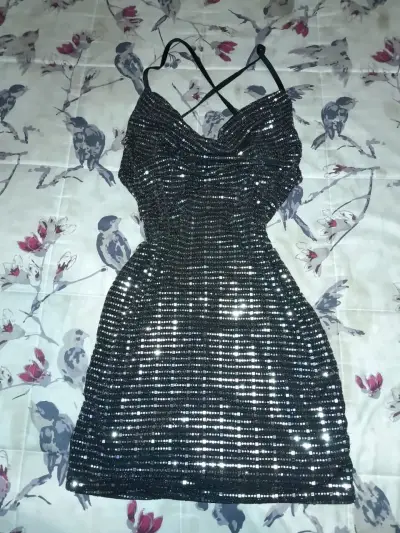 Vestido negro con lentejuelas - miniatura 1