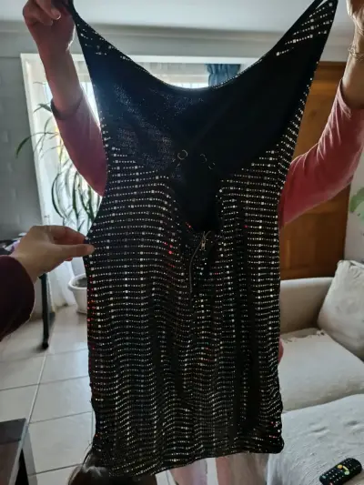 Vestido negro con lentejuelas - miniatura 2