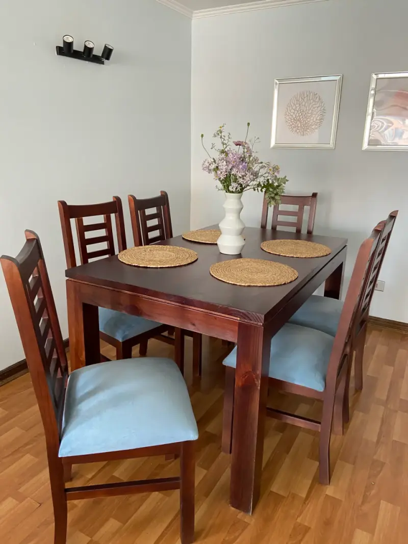 Juego de comedor de madera con 6 sillas - 1