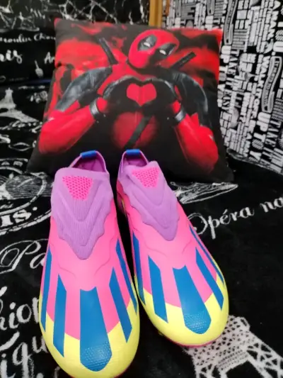Botines de fútbol coloridos - miniatura 2