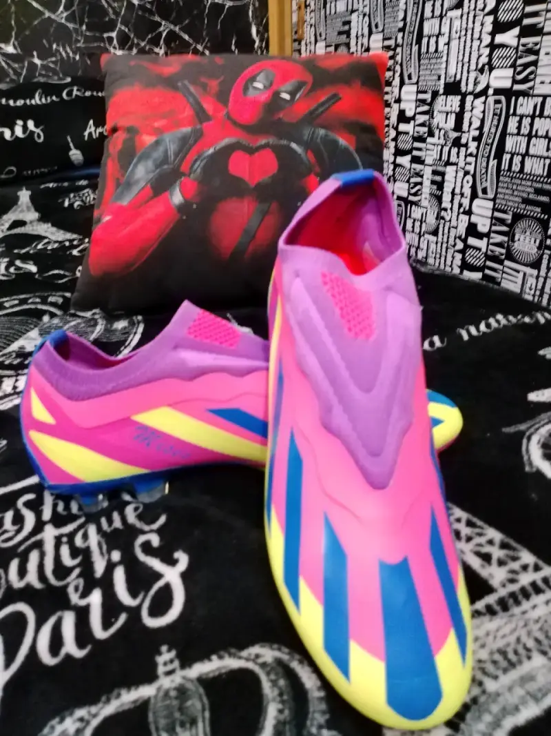Botines de fútbol coloridos - 3