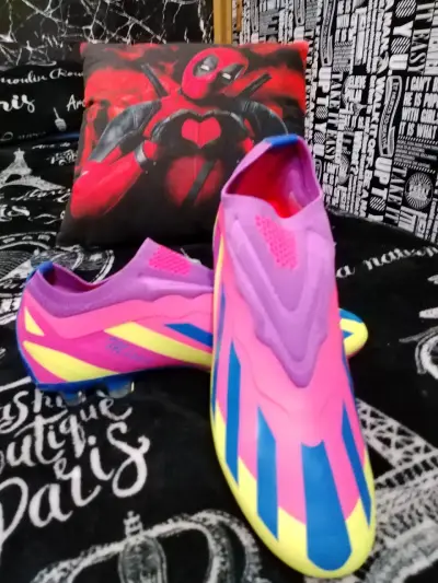 Botines de fútbol coloridos - miniatura 3