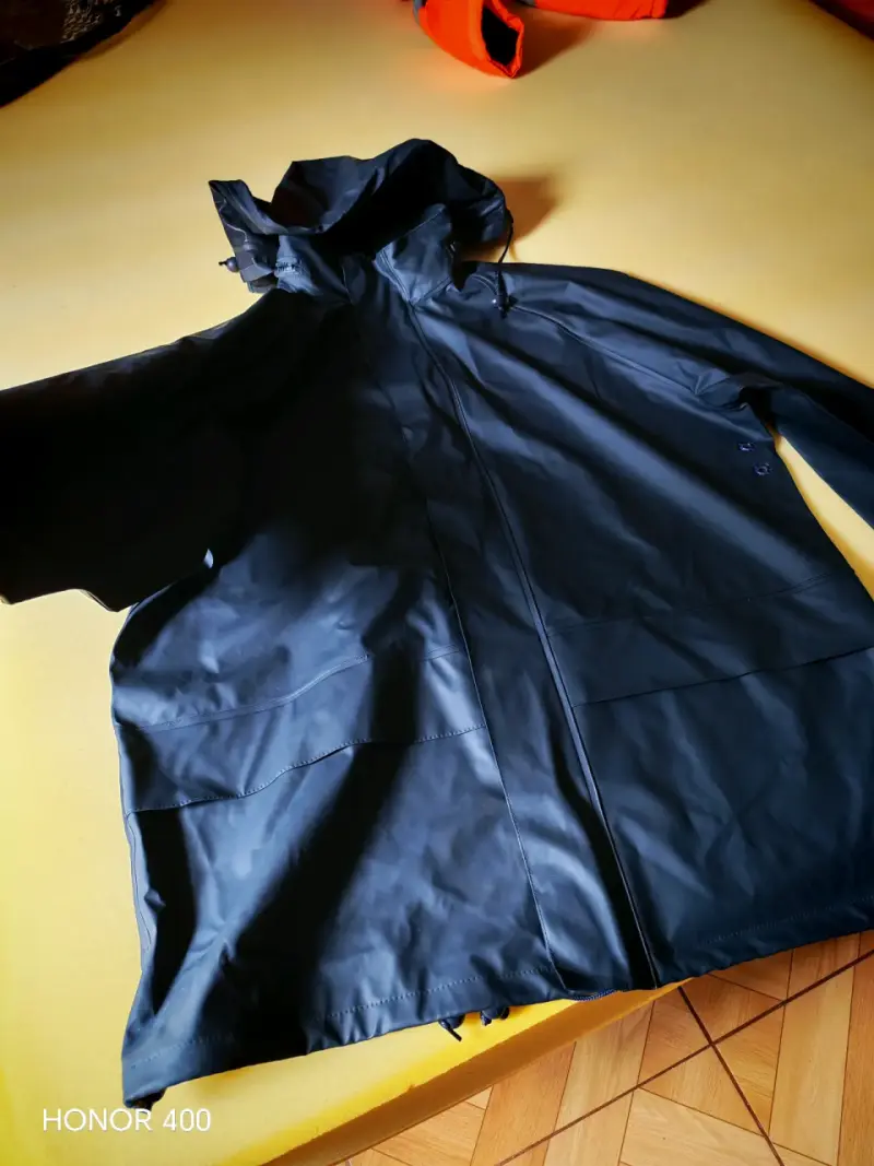 Chaqueta impermeable negra con capucha L