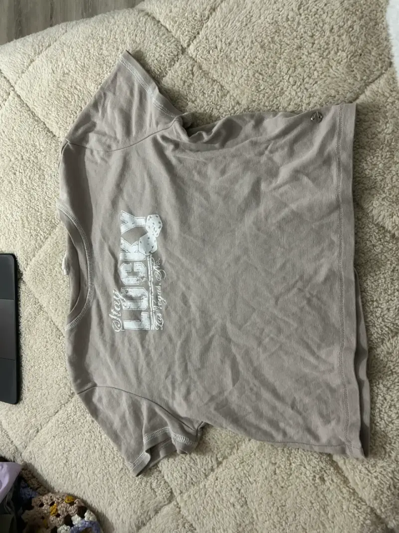 Polera beige con estampado