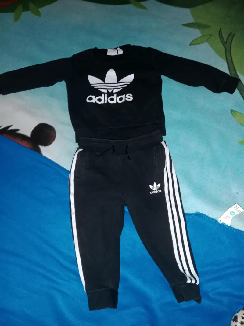 Conjunto deportivo negro Adidas infantil