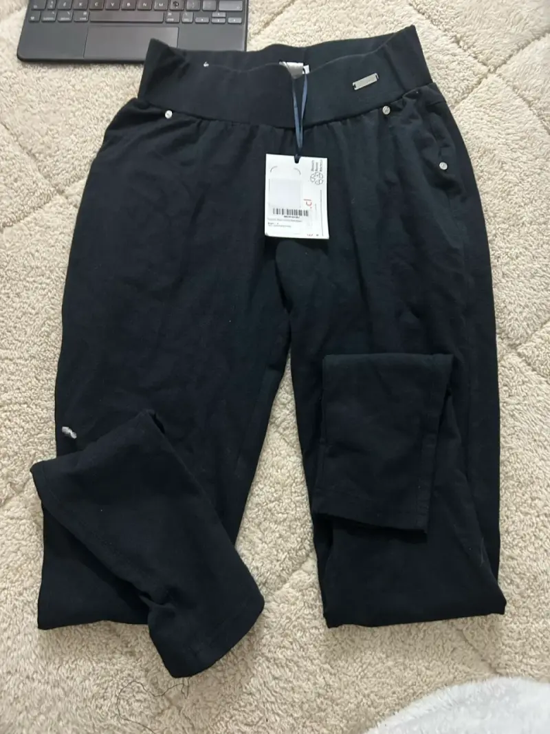 Pantalón negro nuevo con etiqueta