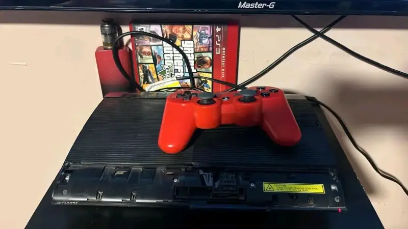Consola PS3 con control rojo