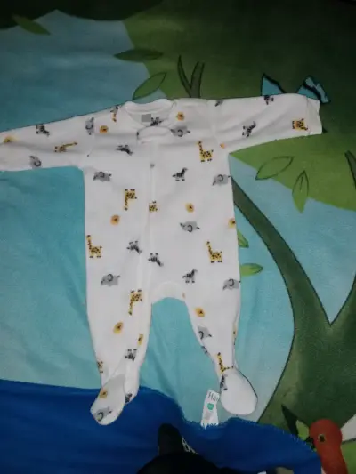 Pijama enterizo infantil con diseño - miniatura 3