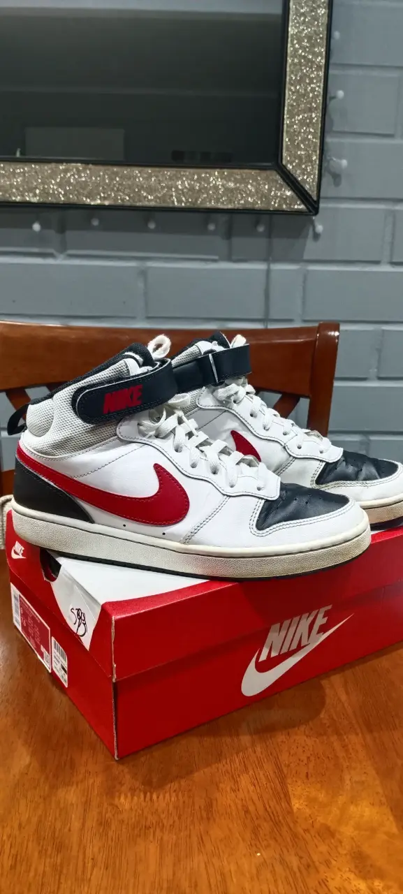 Zapatillas Nike blancas y rojas