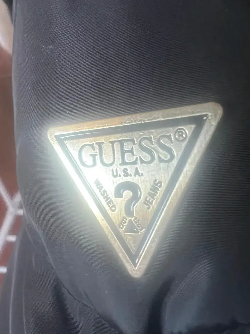 Abrigo negro acolchado Guess - 3