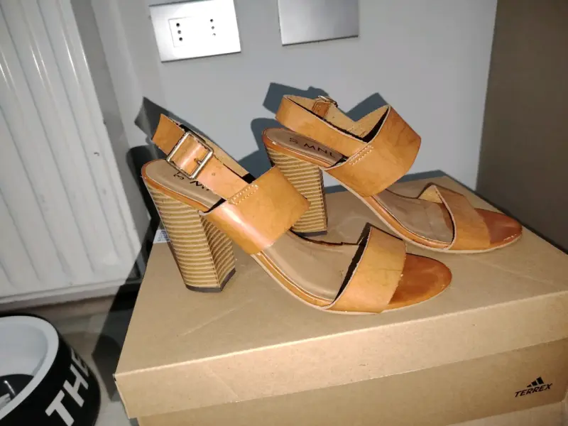 Sandalias taco alto marrón claro - 1