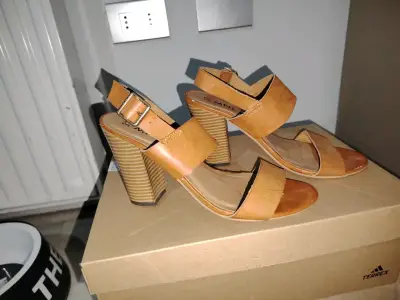 Sandalias taco alto marrón claro - miniatura 1