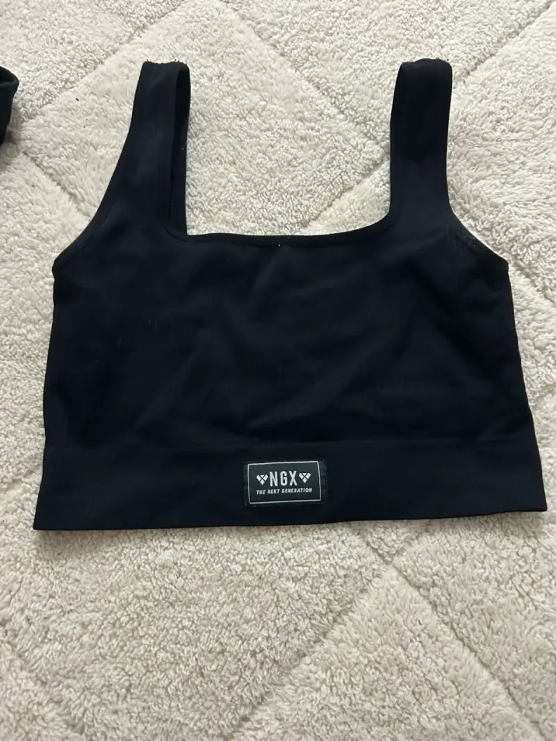 Top deportivo negro NGX