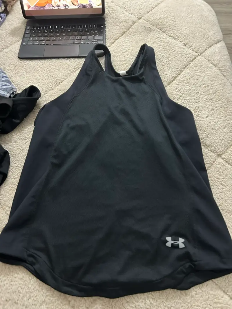 Polera deportiva negra Under Armour