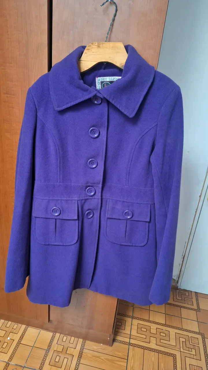 Abrigo morado con botones
