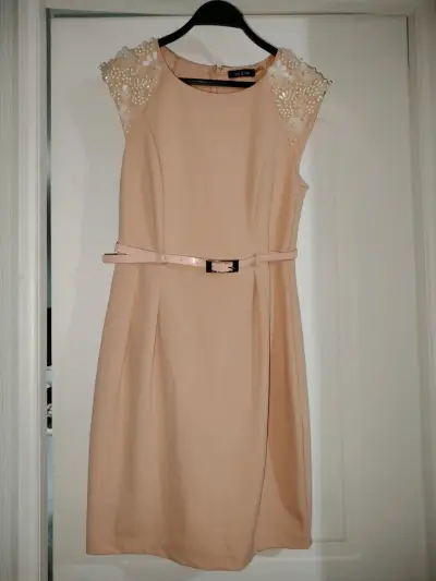 Vestido beige con detalles en hombros - miniatura 1