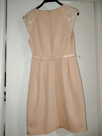 Vestido beige con detalles en hombros - miniatura 2