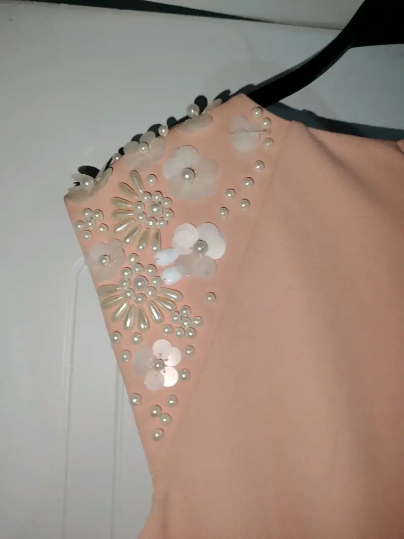 Vestido beige con detalles en hombros - 3