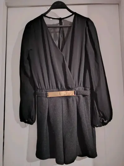Vestido Short negro elegante con cinturón - miniatura 1