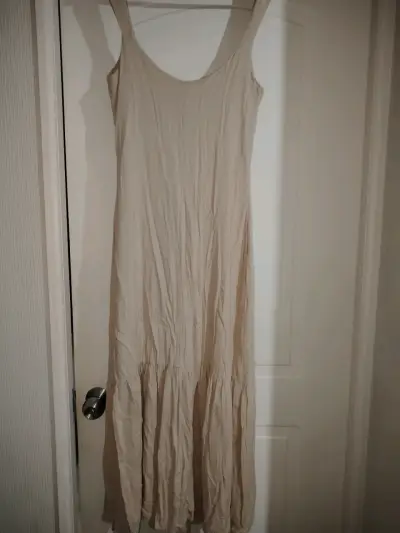 Vestido beige con botones - miniatura 2