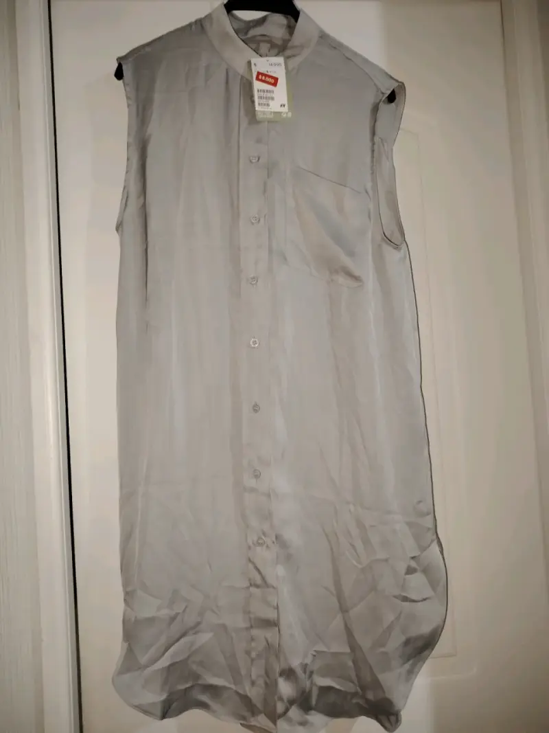 Blusa sin mangas gris - 1